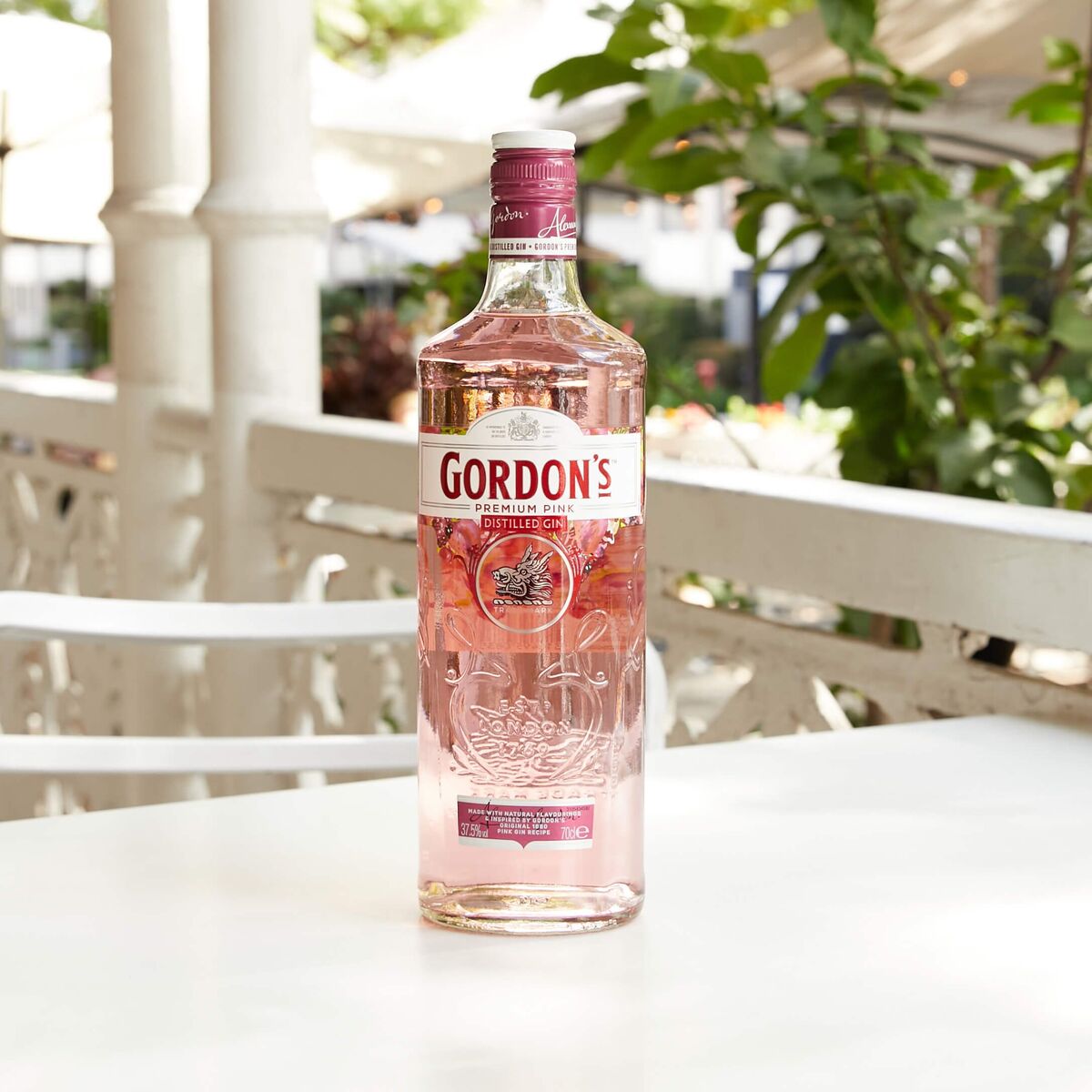 Розовый джин цена. Джин Гордонс розовый. Джин Gordon's 2 литра. Гордонс розовый.